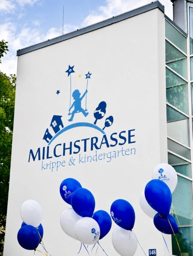 Willkommen in der Kita Milchstrasse Waldtrudering und Hadern! ✨Bei uns stehen die Kinder mit ihrer Persönlichkeit, ihren Stärken und ihrer Neugier im Mittelpunkt. In einer liebevollen und wertschätzenden Umgebung fördern wir Selbstständigkeit, Kreativität, soziale Kompetenzen und die Freude am Entdecken.🌿 Unsere Schwerpunkte:• Natur- und Umwelterziehung• Bewegung & Gesundheit• Sprache & Literacy• Musikalische Früherziehung• Naturwissenschaft & Mathematik• Kreatives Gestalten• Interkulturelle BildungMit hellen, kindgerechten Räumen, einer eigenen Turnhalle, großzügigen Außenanlagen und einem ausgewogenen Ernährungskonzept schaffen wir die besten Voraussetzungen für eine glückliche Kindheit und eine ganzheitliche Entwicklung.Mit Herz begleiten. Gemeinsam wachsen. Die Welt entdecken. 🌟Wir, sind die Milchstrasse