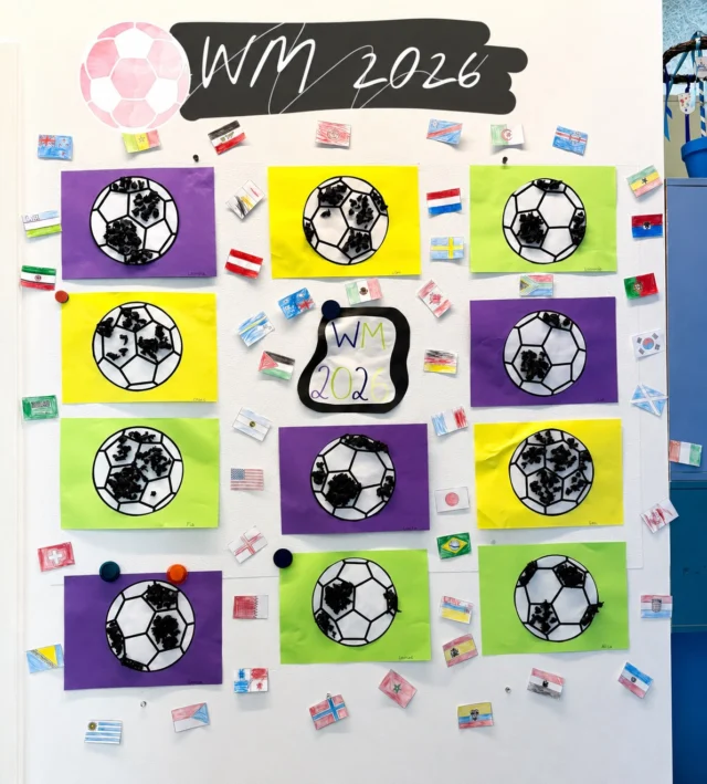 Die Kita Milchstrasse im WM-Fieber! ⚽🌍Die WM-Zeit neigt sich langsam dem Ende zu und wir blicken auf viele schöne gemeinsame Momente zurück. Die Kinder des Zwergenkindergartens haben kreative Fußbälle gestaltet, Flaggen verschiedener Nationen bemalt und unser Haus passend zur WM dekoriert.Ein besonderes Highlight war unser gemeinsamer Fußballtag auf dem Fußballplatz des TSV Waldtrudering. Einen ganzen Vormittag lang konnten die Kinder verschiedene Bewegungs- und Spielangebote rund um das Thema Fußball erleben.Im Mittelpunkt standen dabei die Freude an der Bewegung und das gemeinsame Miteinander 🫶⚽️